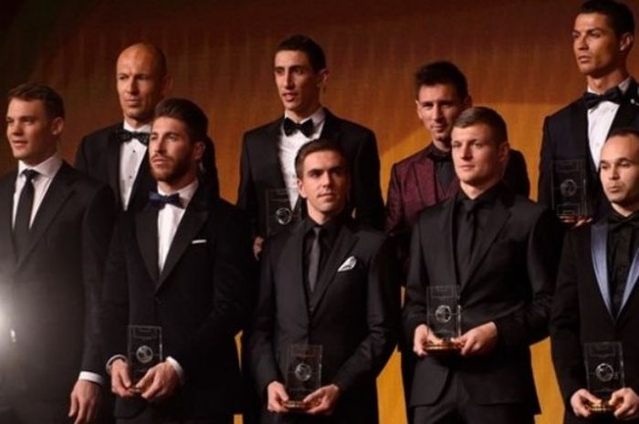 Susunan FIFA FIFPro World XI 2014 berdiri di panggung Ballon d'Or 2014 di Kongresshaus, Zurich, 12 Januari 2015. 