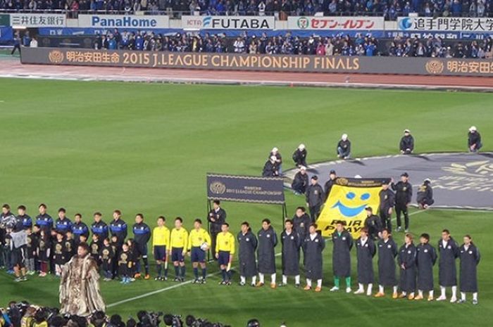 Gamba Osaka dan Sanfrece Hiroshima bersiap melakukan kick-off  final pertama J1 League 2015 di Stadion Osaka Expo '70, Rabu (2/12/2015).