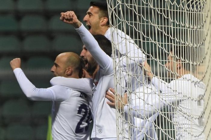 Gelandang Fiorentina asal Spanyol, Borja Valero (kiri), melakukan selebrasi bersama rekan-rekannya setelah mencetak gol ke gawang Sassuolo pada pertandingan Serie A di Mapei Stadium di Reggio Emilia, Senin (30/11/2015). 