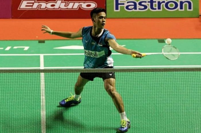 Pebulu tangkis tunggal putra Indonesia, Firman Abdul Kholik, mengembalikan kok dari dari Fikri Ikhsandi pada babak pertama Kejurnas di Tennis Indoor Senayan, Jakarta, Selasa (8/12/2015).