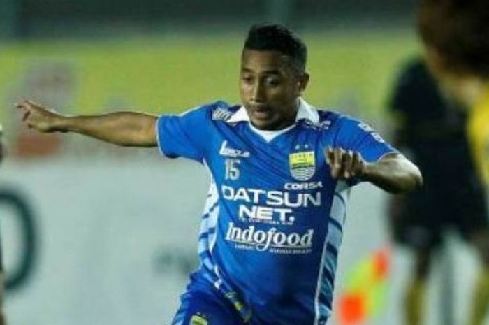   Playmaker elegan Firman Utina saat masih berseragam Persib pada musim 2014.  