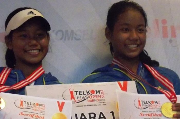 Fitriani Sabatini (kiri) dan Fitriana Sabrina saat menyabet dua gelar juara tunggal dan ganda KU 16 Tahun turnamen tenis Telkom FIKS Open 2015.