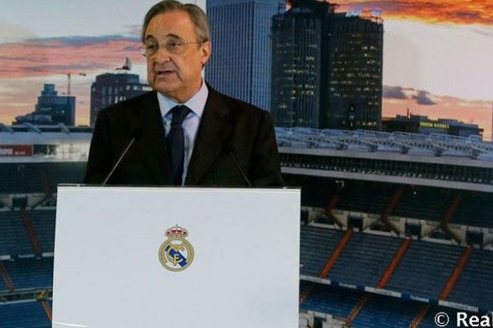 Presiden Real Madrid, Florentino Perez, memberikan sambutan saat perayaan jelang Natal bersama wartawan, Senin (21/12/2015).