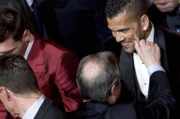 Presiden Real Madrid, Florentino Perez (tengah), mencubit pipi pemain belakang Barcelona, Daniel Alves, pada malam penghargaan Ballon d 'Or 2014.