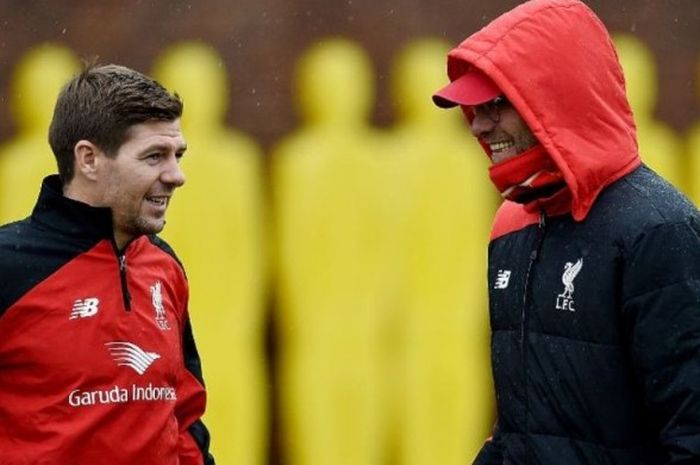 Steven Gerrard berbicara dengan Juergen Klopp pada sesi latihan Liverpool, Senin (30/11/2015).