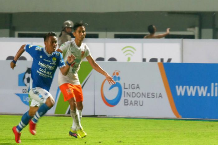 Sayap Persib Bandung, Ghozali Siregar berusaha melepaskan diri dari kawalan bek Borneo FC, Abdul Rachman.