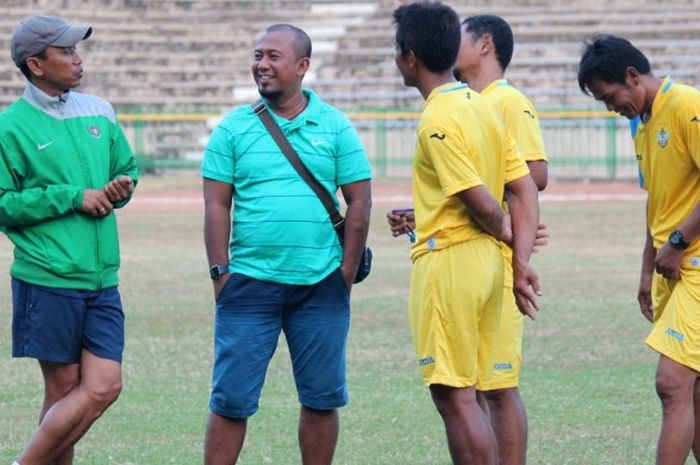 Pelatih Widodo C. Putro (kiri) saat masih menangani Persegres Gresik