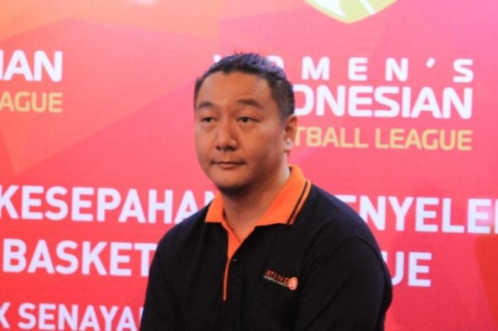 Komisioner IBL (Liga Basket Indonesia), Hasan Gozali saat melakukan penandatanganan nota kesepahaman dengan PB Perbasi di Plaza FX, Kamis (9/7/2015)