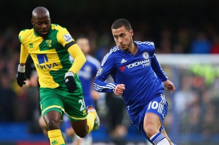 Winger Chelsea, Eden Hazard, menjadi penyerang lubang saat menghadapi Norwich, Sabtu (21/11/2015)