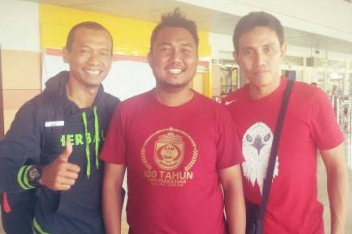 Hendro Kartiko dan Bima Sakti bersama panpel PSM di Bandara Sultan Hasanuddin Makassar.
