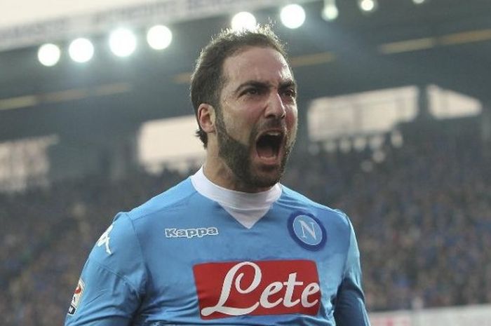 Penyerang Napoli, Gonzalo Higuain, melakukan selebrasi usai membobol gawang Juventus pada lanjutan Serie A di Stadion San Paolo, Sabtu (26/9/2015) waktu setempat.