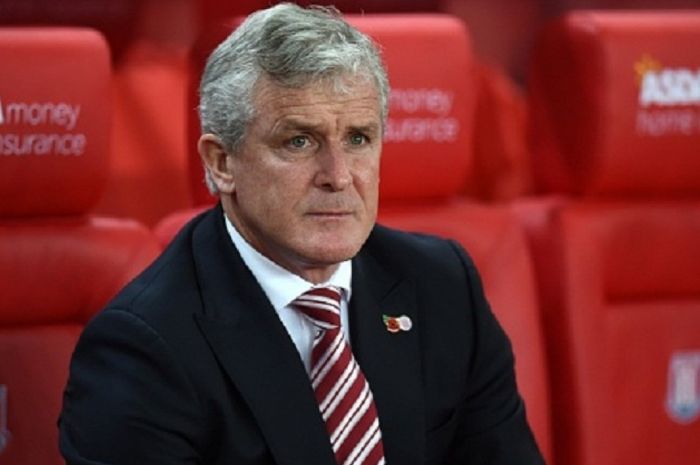 Manajer Stoke City, Mark Hughes, mendampingi timnya kala berhadapan dengan Chelsea pada lanjutan Premier League di Stadion Britannia, Sabtu (7/11/2015).