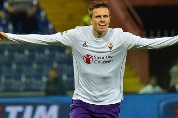 Gelandang Fiorentina, Josip Ilicic, melakukan selebrasi usai membobol gawang Sampdoria di Stadion Luigi Ferraris, 8 November 2015.