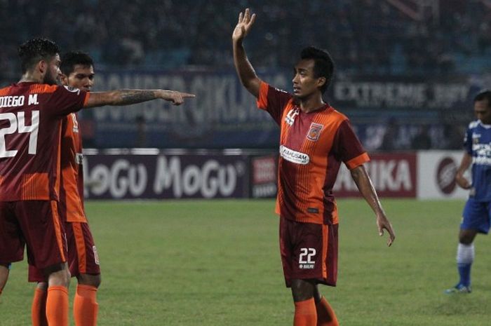 Selebrasi gol Sultan Samma (tengah) saat sukses membobol gawang Persib Bandung dalam lanjutan pertandingan Grup C Piala Jenderal Sudirman di Stadion Gelora Delta, Sidoarjo, pada Jumat (27/11/2015) yang berakhir dengan skor 2-0.