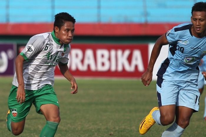 Evan Dimas Darmono (kiri) berebut bola dengan Asep Budi dalam laga Surabaya United menghadapi Persela Lamongan di lanjutan pertandingan Grup C Piala Jenderal Sudirman di Stadion Gelora Delta, Sidoarjo, pada Jumat (27/11/2015).