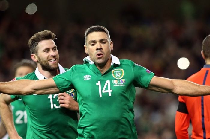 Striker irlandia, Jonathan Walters, merayakan golnya ke gawang Bosnia Herzegovina pada play-off kedua di Stadion Aviva, Senin (16/11/2015). 