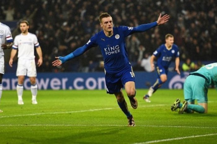 Jamie Vardy (Leicester City), melakukan selebrasi setelah berhasil mencetak gol ke gawang Chelsea dalam laga Premier League di King Power Stadium pada 14 Desember 2015.