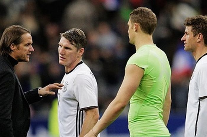 Eksrpesi Bastian Schweinsteiger seusai Jerman kalah dari Prancis, Jumat (13/11/2015).