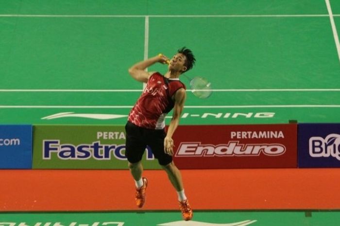 Pemain tunggal putra Indonesia, Jonatan Christie, beraksi pada babak kedua Kejuaraan Nasional (Kejurnas) di Tennis Indoor, Jakarta, Rabu (9/12/15).