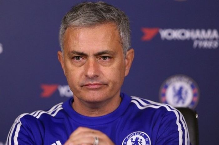Manajer Chelsea, Jose Mourinho, menjalani konferensi pers di Cobham, Inggris, pada 20 November 2015.