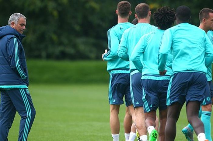 Jose Mourinho memimpin latihan Chelsea di pusat latihan di Cobham, Inggris, 15 September 2015.
