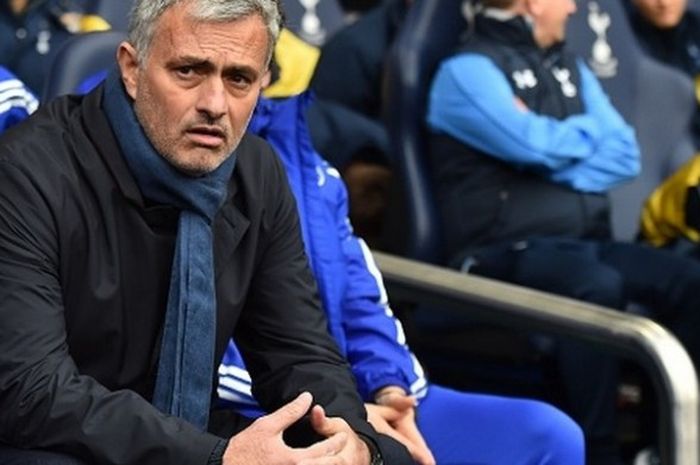 Ekspresi Jose Mourinho di bangku cadangan saat Chelsea bermain imbang 0-0 di kandang Tottenham, Minggu (29/11/2015).
