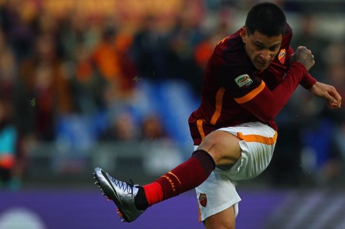 Aksi Juan Iturbe dalam duel AS Roma melawan Atalanta di Olimpico, 29 November 2015.