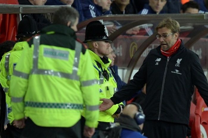 Petugas Kepolisian menghampiri Juergen Klopp yang meluapkan kemarahannya  saat Liverpool bertandang ke markas Sunderland pada lanjutan Premier League, Rabu (30/12/2015).