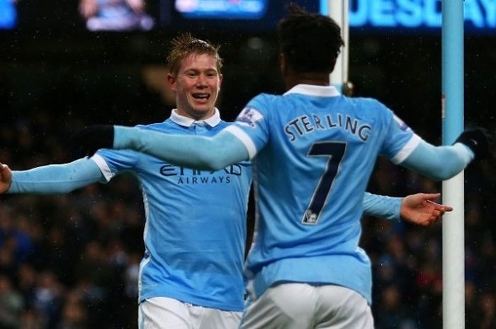 Gelandang Manchester City, Kevin De Bruyne (kiri), melakukan selebrasi bersama rekannya, Raheem Sterling, usai membobol gawang Southampton pada laga lanjutan Premier League di Stadion Etihad, Sabtu (28/11/2015).