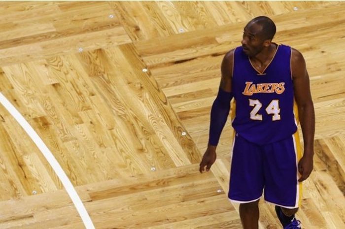 Pemain Los Angeles Lakers, Kobe Bryant ketika tampil pada laga melawan Boston Celtics pada lanjutan kompetisi NBA 2015-2016 di TD Garden, Boston, Rabu (30/12/2015).
