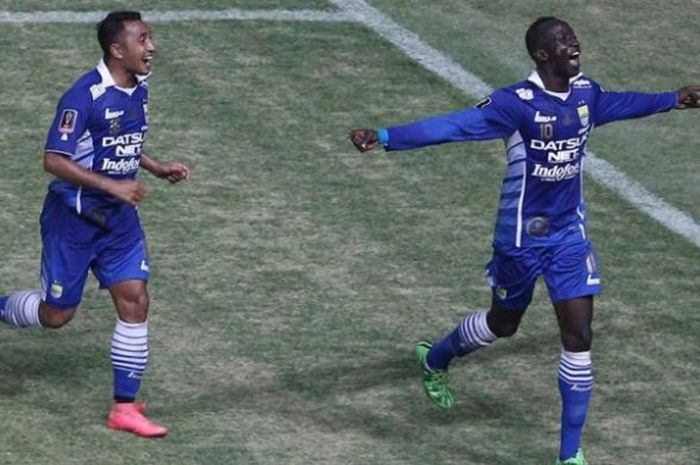 Makan Konate dikejar Firman Utina saat merayakan gol kedua Persib Bandung ke gawang Sriwijaya FC, Minggu (18/10/2015). 