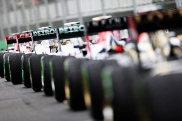Deretan mobil Formula 1 berada di luar pitlane setelah ditundanya sesi kualifikasi GP Australia di Sirkuit Melbourne (17/3/2013).