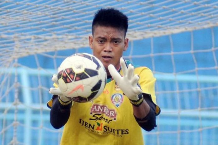 Penjaga gawang Arema, Kurnia Meiga, menangkap bola dalam suatu sesi latihan Arema Malang.