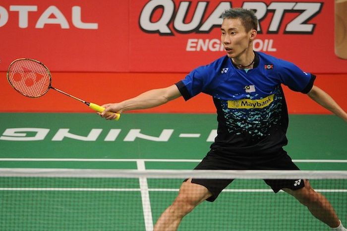 Pebulu tangkis Malaysia, Lee Chong Wei, mengembalika kok dari pemain Lituania, Kestutis Navickas, pada Kejuaraan Dunia 2015 di Istora Senayan Jakarta, 11 Agusutus 2015.