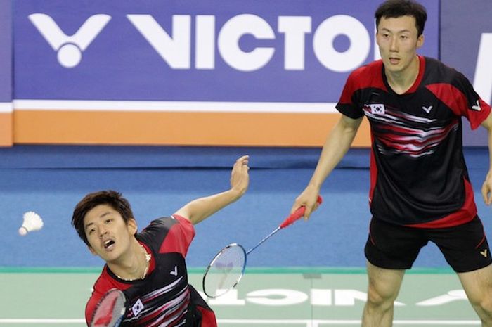 Pemain ganda putra Korea Selatan, Lee Yong-dae (depan)/Yoo Yeon-seong, mengembalikan kok dari rekan senegara mereka, Kim Gi-jung/Kim Sa-rang, pada laga final Korea Terbuka di Seoul, Minggu (20/9/2015).