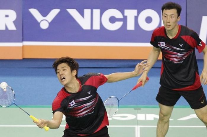 Pasangan ganda putra Korea Selatan, Lee Yong-dae (kiri)/Yoo Yeon-seong, mengembalikan kok dari rekan senegara, Kim Gi-jung/Kim Sa-rang, pada babak final Korea Terbuka di Seoul, Minggu (20/9/2015).