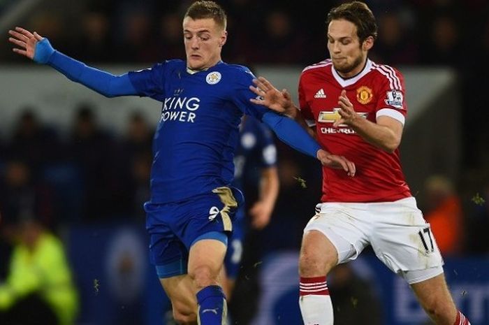 Penyerang Leicester City, Jamie Vardy (kiri), dibayang-bayangi oleh bek Manchester United, Daley Blind, pada laga lanjutan Premier League di Stadion King Power, Sabtu (28/11/2015) waktu setempat.