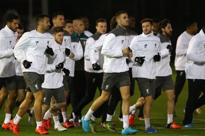 Para pemain Liverpool melakukan pemanasan di Melwood, Liverpool, jelang laga Liga Europa kontra Bordeaux, 25 November 2015.