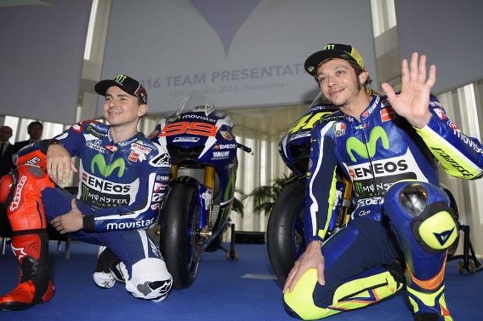 Jorge Lorenzo dan Valentino Rossi saat peluncuran motor Yamaha YZR-M1 2016