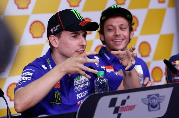 Pebalap Movistar Yamaha, Jorge Lorenzo dari Spanyol (kiri) dan Valentino Rossi dari Italia, berbicara saat menghadiri konferensi pers jelang GP Malaysia di Sirkuit Sepang, Kamis (22/10/2015).)