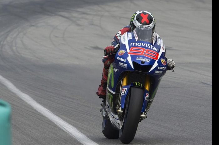 Pebalap Movistar Yamaha asal Spanyol, Jorge Lorenzo, memacu motornya pada balapan GP Malaysia di Sirkuit Sepang, Minggu (25/10/2015).