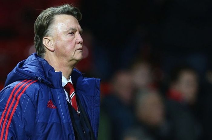 Manajer Manchester United, Louis van Gaal, kecewa menyaksikan timnya gagal menang saat menjamu West Ham di Old Trafford, 5 Desember 2015.