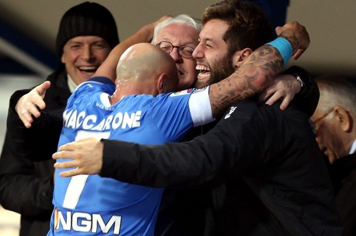 Striker Empoli, Massimo Maccarone, merayakan golnya bersama sang pelatih dalam laga kemenangan Serie A atas Carpi di Stadio Carlo Castellani pada Minggu (13/12).