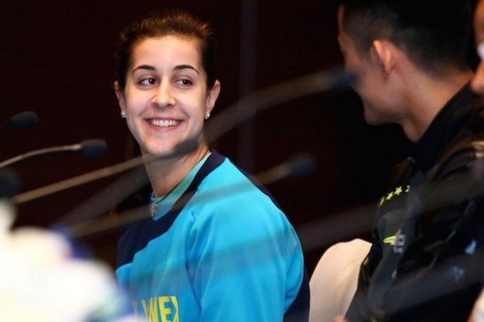 Pebulu tangkis Spanyol, Carolina Marin, tersenyum saat menghadiri undian dan konferensi pers jelang turnamen BWF Superseries Finals di Dubai, 7 Desember 2015.