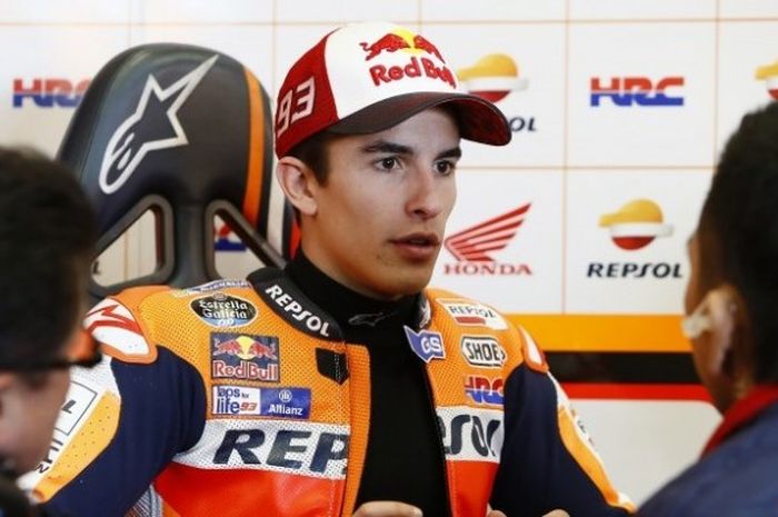 Pebalap Repsol Honda asal Spanyol, Marc Marquez, berada di paddock Sirkuit Jerez, Spanyol, pada uji coba hari pertama, Rabu (25/11/2015).