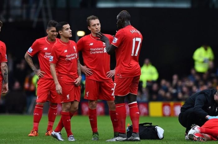 Pemain belakang Liverpool, Martin Skrtel (paling kanan), menjalani perawatan saat melawan Watford pada lanjutan Premier League di Stadion Vicarage Road, Minggu (20/12/2015).