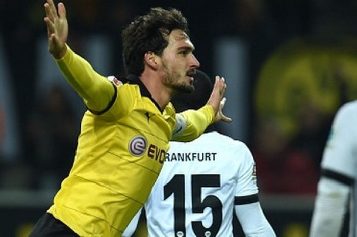 Mats Hummels cetak satu gol saat Dortmund menang 4-1 atas Frankfurt di Stadion Signal Iduna Park, Minggu (13/12/2015).