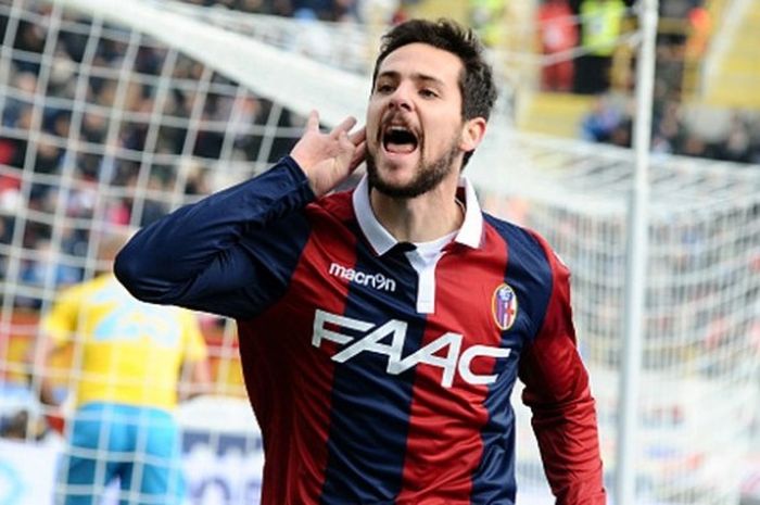 Bomber Bologna, Mattia Destro, merayakan golnya ke gawang Napoli di Stadio Renato Dall'Ara dalam laga pekan ke-15 Serie A pada Minggu (6/12).