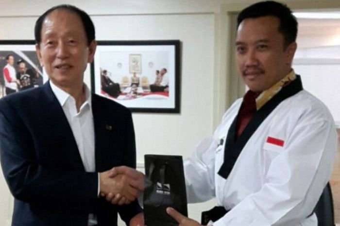  Menpora Imam Nahwari dan Presiden Kukkiwon, Jeung Man-soon.di Kantor Menpora, Senin (23/11) 