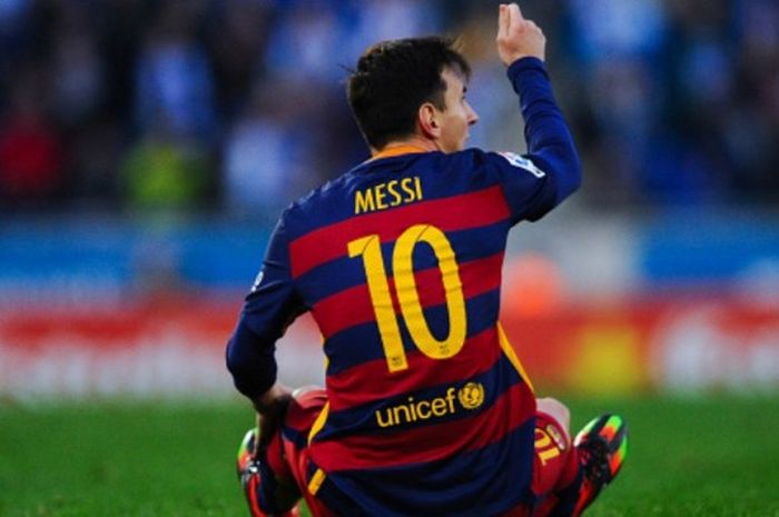Mega bintang Barcelona, Lionel Messi, meminta kepada wasit Jose Luis Gonzalez Gonzalez agar pemain Espanyol diberi hukuman kartu dalam pertandingan La Liga di Stadion Power8, Barcelona, Spanyol, 2 Januari 2016.